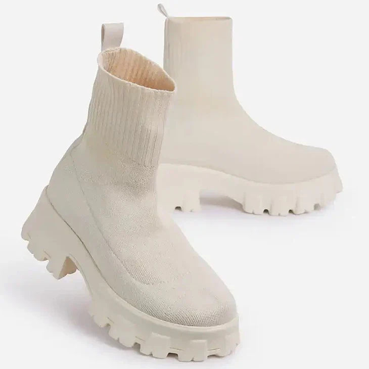 Bota Feminina com Plataforma Cano Curto