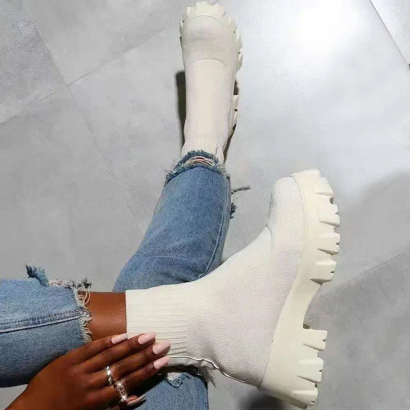 Bota Feminina com Plataforma Cano Curto