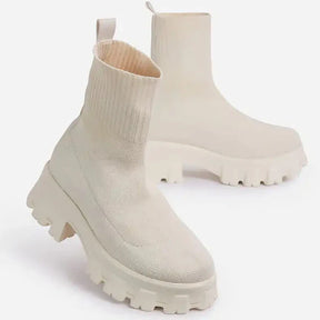 Bota Feminina com Plataforma Cano Curto